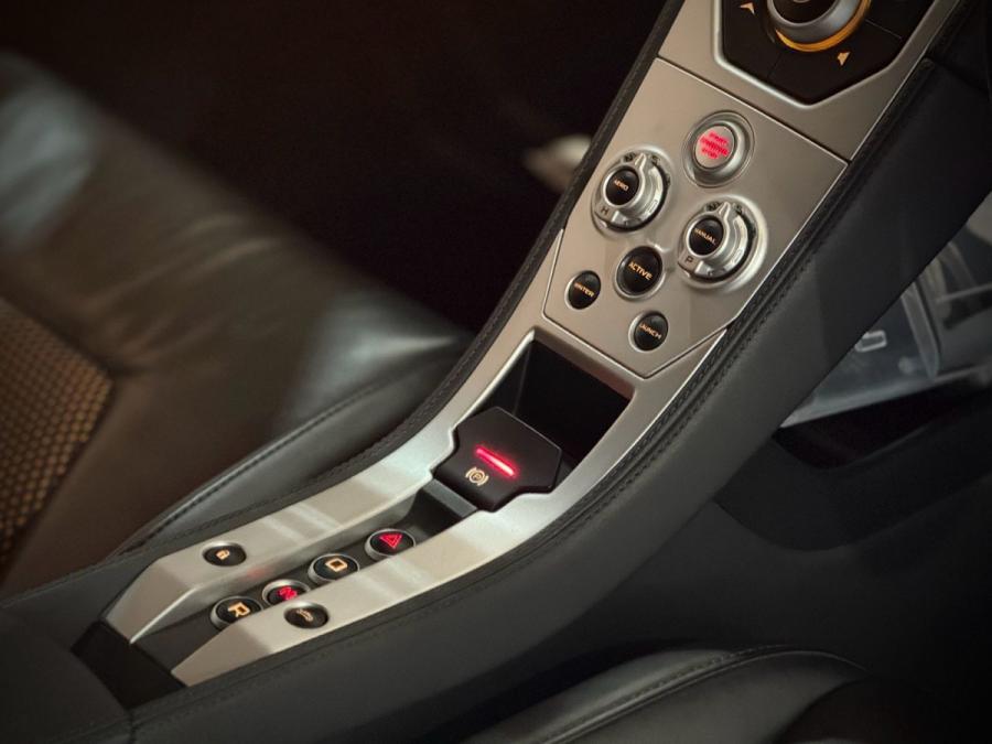 MP4 12C COUPE - Image 6